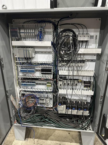 SWEED LOAD CLAMP &amp; TURNER / PACMAN FLIPPER SYSTEM WITH POWERED INFEED &amp; OUTFEED CONVEYORS: STOCK #22075