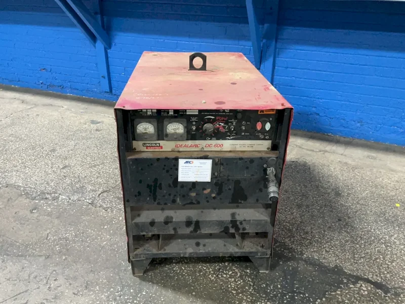 LINCOLN ELECTRIC 600 A WELDER  -  IDEALARC DC-600