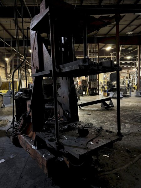 Hall model 3Hs molding machine 32&quot; x 42&quot; front platen, 28x42 rear platen, s/n 307589, controls and tie bars, no hydraulics, top front and rear extension