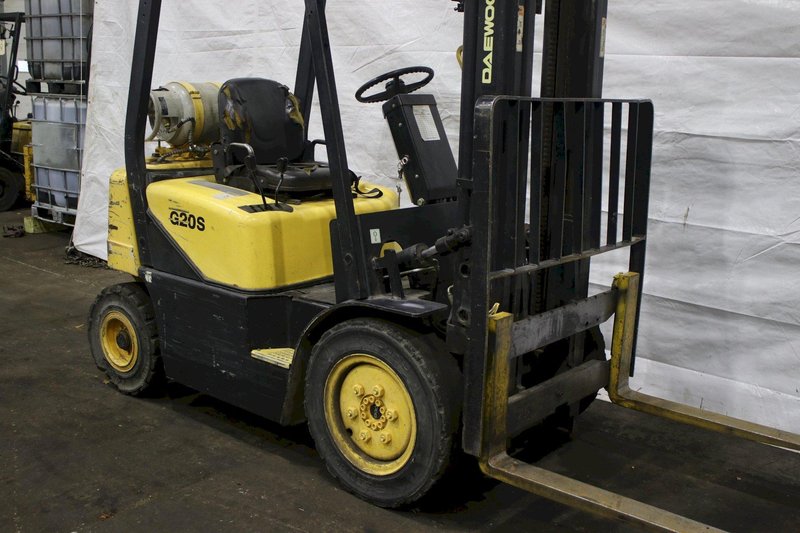 4,000 LBS DAEWOO PROPANE FORKLIFT: STOCK #75782
