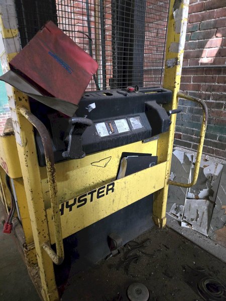 3,000 LB HYSTER R30ES LIFT TRUCK. STOCK # 0983326