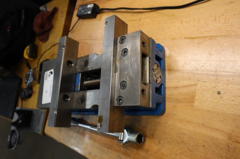 Kurt DX6 6&quot; Machine Vise, Steel Jaws, Handle- Auction Item