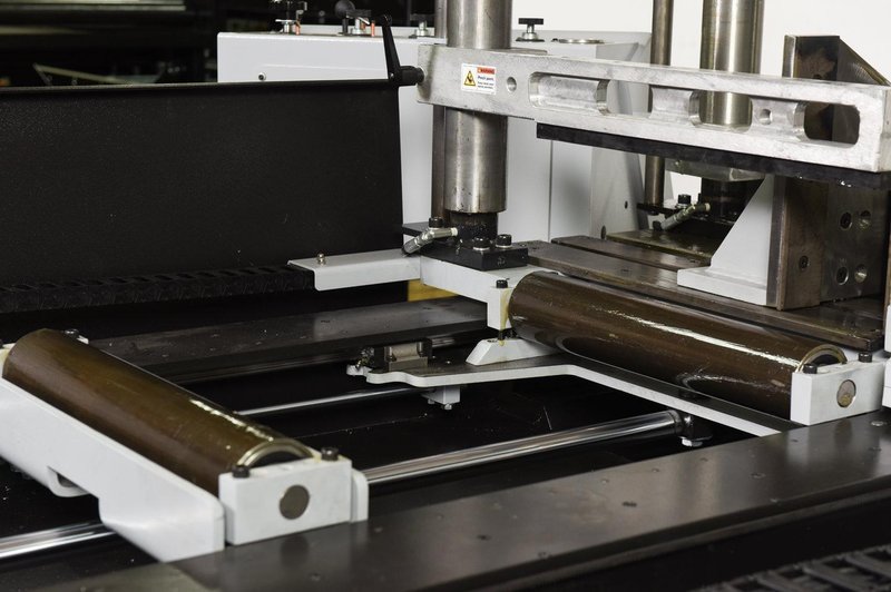 NEW - 18"H x 22"W HYD-MECH V-18APC-60 AUTOMATIC VERTICAL TILT FRAME BAND SAW