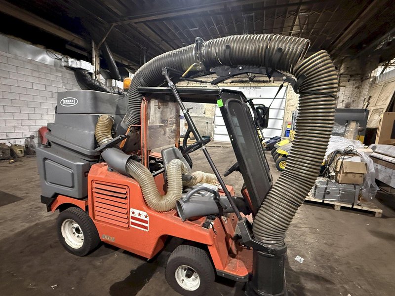 TENNANT ATLV 4300 RIDE ON LITTER VAC: YOBRO #24794