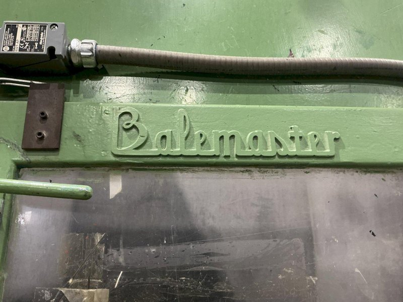 30" X 42" BALEMASTER CLOSED DOOR HORIZONTAL HYDRAULIC BALER: YOBRO #25088