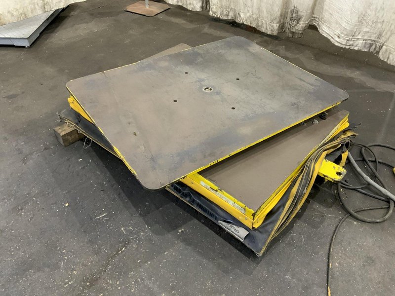 2,500 LB AUTOQUIP SERIES 35 HYDRAULIC LIFT TABLE: STOCK #81279