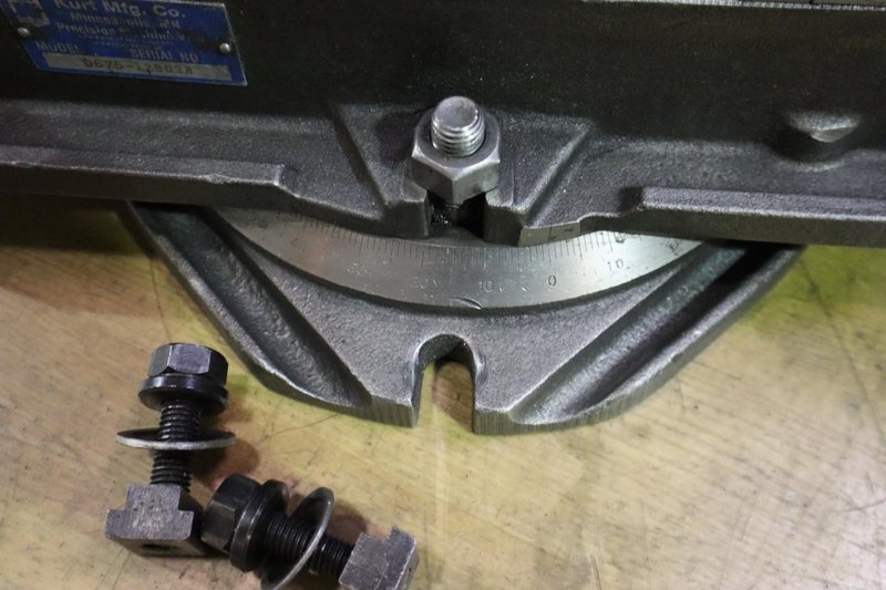 Kurt D675 6" Machine Vise, Swivel Base, Steel Jaws, Handle- Auction Item