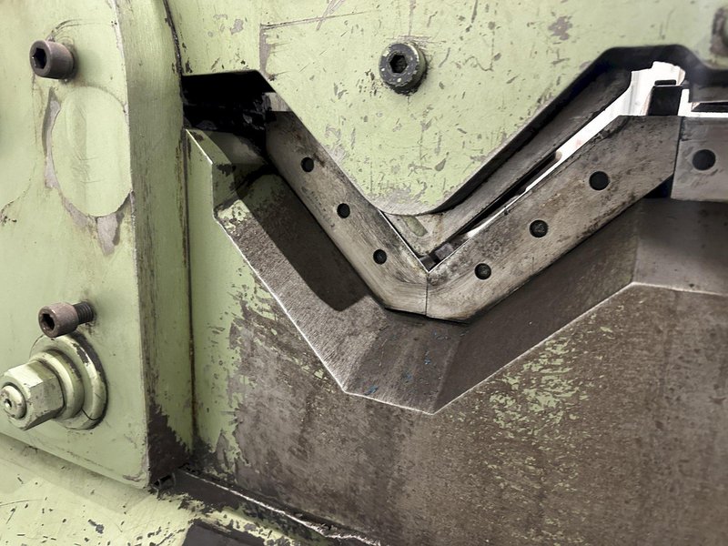 140 TON PIRANHA model P11-140 HYDRAULIC IRONWORKER : STOCK #77765