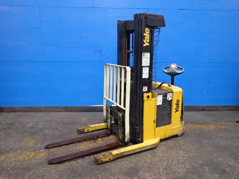YALE 3000 LBS ELECTRIC STRADDLE LIFT  -  MRW030LEN24TE078