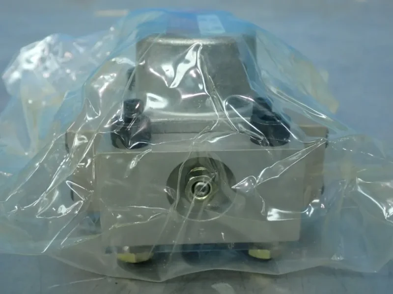 MOOG SERVO VALVE  -  J076-019