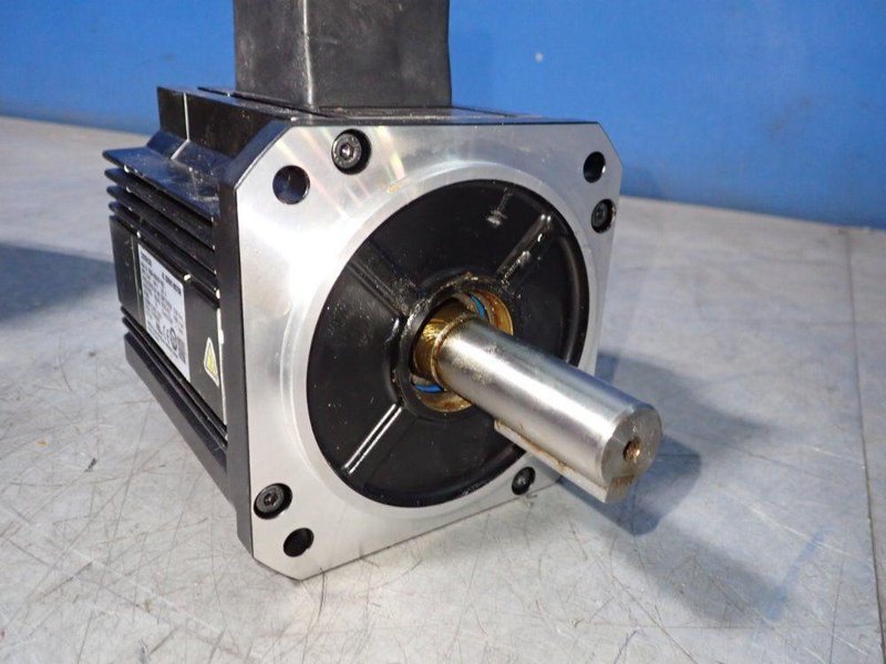 OMRON 0.9 KW AC SERVO MOTOR  -  R88M-K90010F-BS2