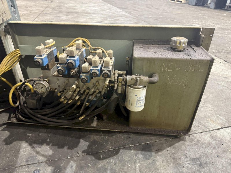 18" X 20" HYD-MECH MODEL V18 SERIES II VERTICAL BAND SAW: STOCK #24965