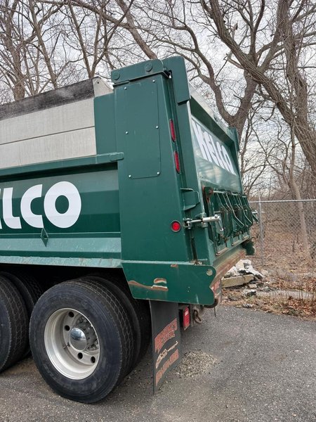 Kenworth T800 Dump Truck, 2007 – CAT C15, 8LL Manual, Tri-Axle, 16′ Steel Bed, Pre-Emission