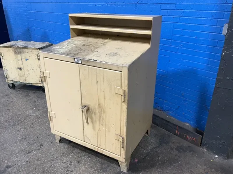 24” X 34” 31” FOREMANS STAND