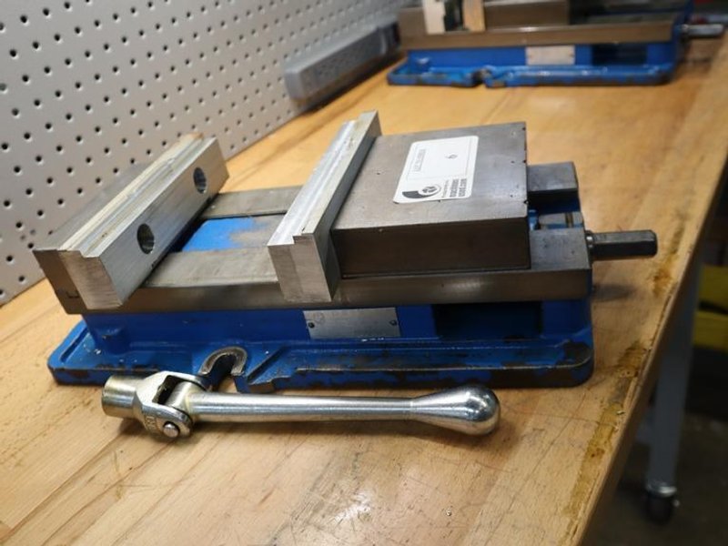 Kurt D-675 6&quot; Machine Vise with Handle, Aluminum Jaws- Auction Item
