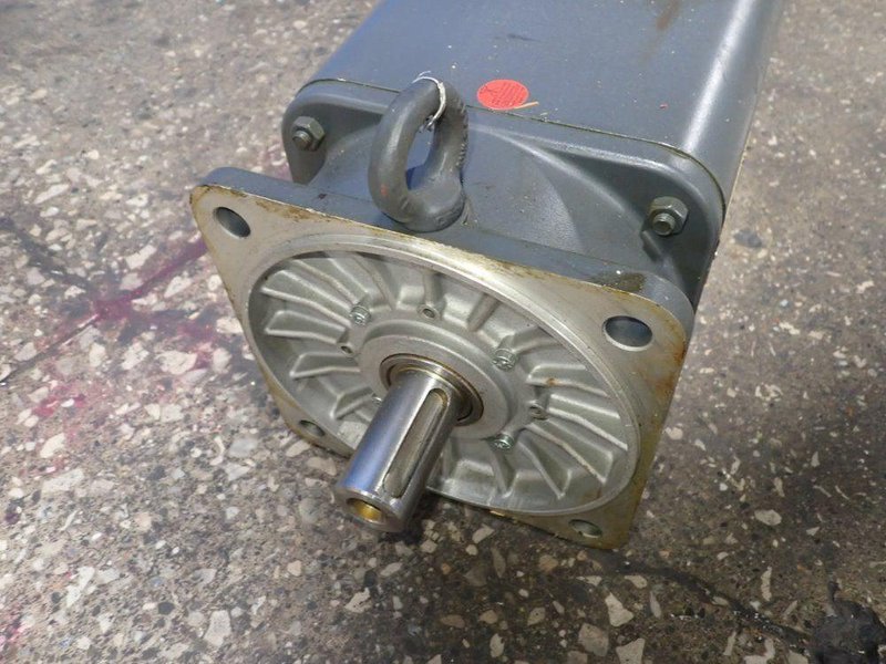 SIEMENS BRUSHLESS SERVO MOTOR  -  1FT5104-1AA71-1EA0