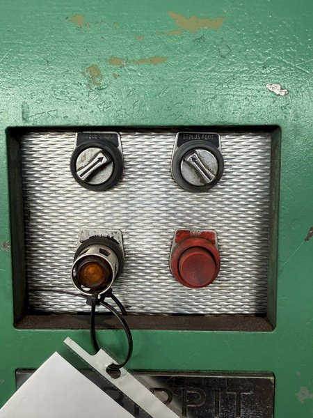 STRIPPIT SUPER 30/40 40-TON SINGLE STATION PUNCH PRESS W/ TOOLING INCLUDED. STOCK # 0774325