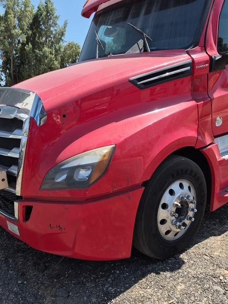 Freightliner Cascadia Sleeper Semi, 2019 – Tandem Axle Class 8 Tractor