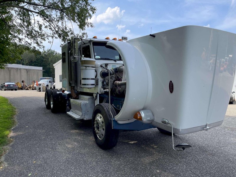 2011 Peterbilt 367 Flat Top 
w/36” Sleeper and an Air Compressor
