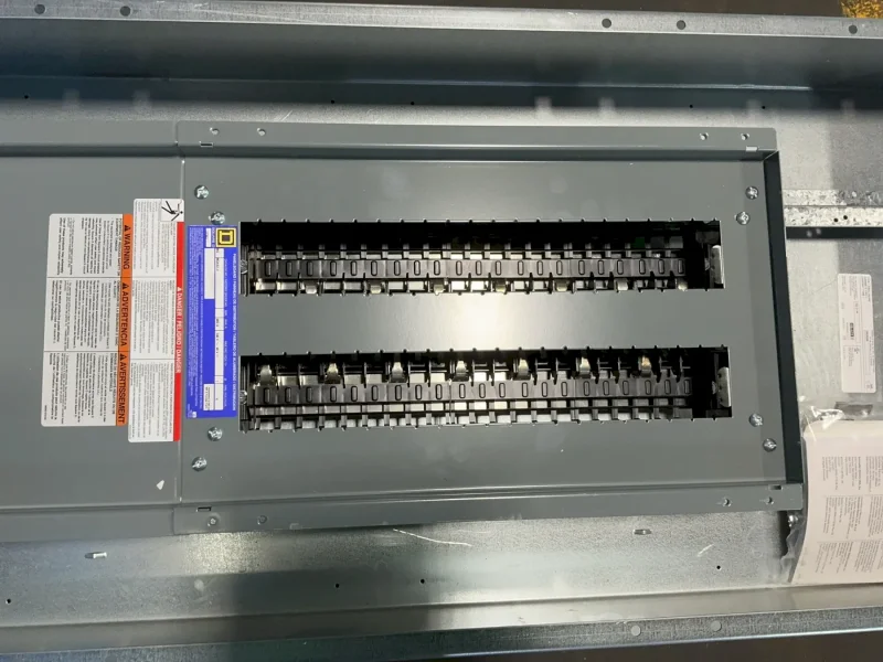 SQUARE D ELECTRIC 400 AMPS PANELBOARD   -  NQ442L4