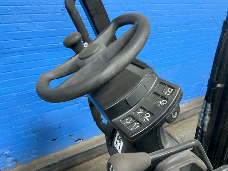 YALE 3250 POUNDS PROPANE FORKLIFT   -  GLC035VXNEAE082