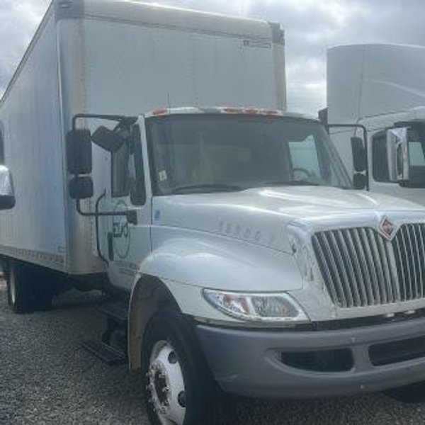 International 4300 Medium-Duty Straight Truck, 2018 – 24′ Box Truck, Cummins Diesel, Allison Automatic