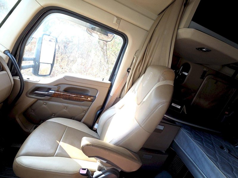 Kenworth T680 Sleeper Truck, 2015 – PACCAR MX-13, Automated Transmission, 76″ Sleeper