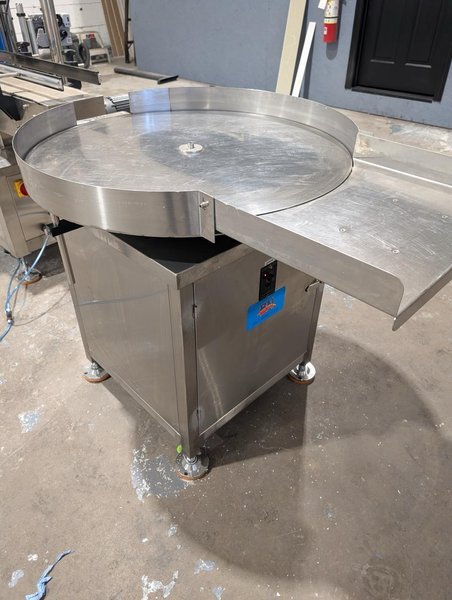 Liquid Filling Line with Automatic 4 Nozzle Servo Gear Pump Filler, Lid Presser, Labeler, Turntables, and Conveyors, 2024