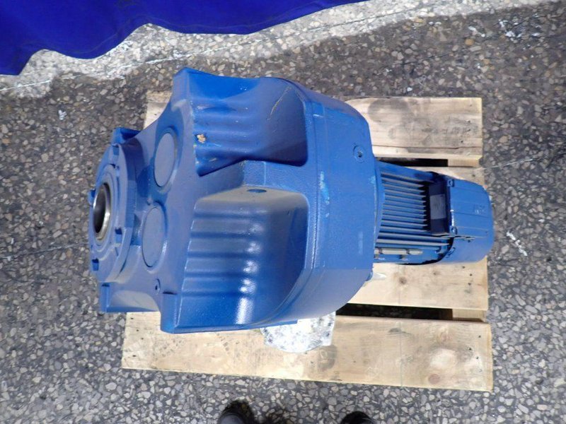 SEW-EURODRIVE 7.5 HP GEAR MOTOR