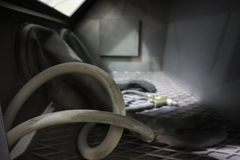 Trinco 36/BP Sand Blast Cabinet with Reclaim Unit, Gun, Gloves, - Auction Item