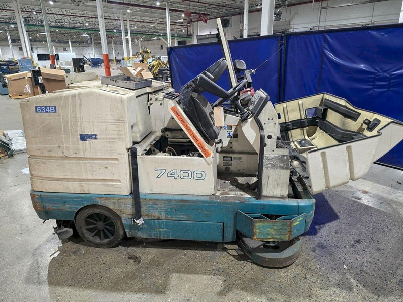 TENNANT 7400 LP FLOOR SCRUBBER USED NEEDS NEW BATTERY