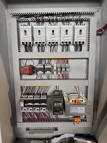 5 CUBIC FOOT TD326 RUBBER BELT TUMBLE BLAST SYSTEM W/ ELEVATOR RECLAIM SYSTEM &amp; DUST COLLECTOR. STOCK # 0670425.