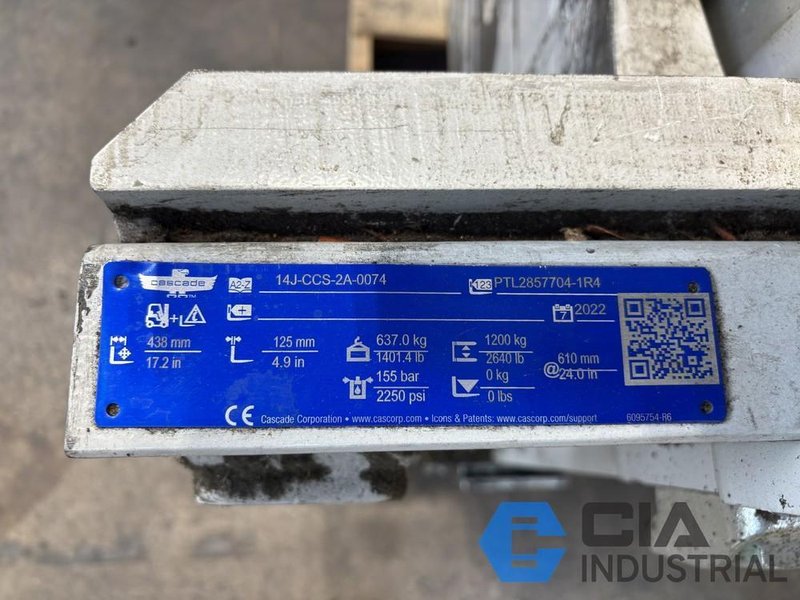 2022 - 2,640 LB. CASCADE MODEL 14J-CCS-2A-0074 HYDRAULIC CARTON CLAMP ATTACHMENT