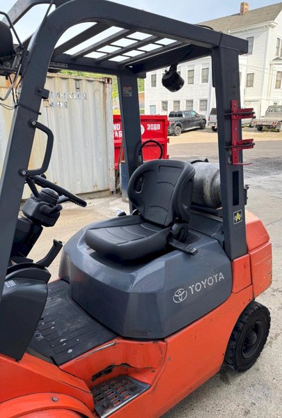 3750 Lb. Toyota Lift Truck, Pneumatic Tire, Triple Stage Mast, LP Gas, Side Shift