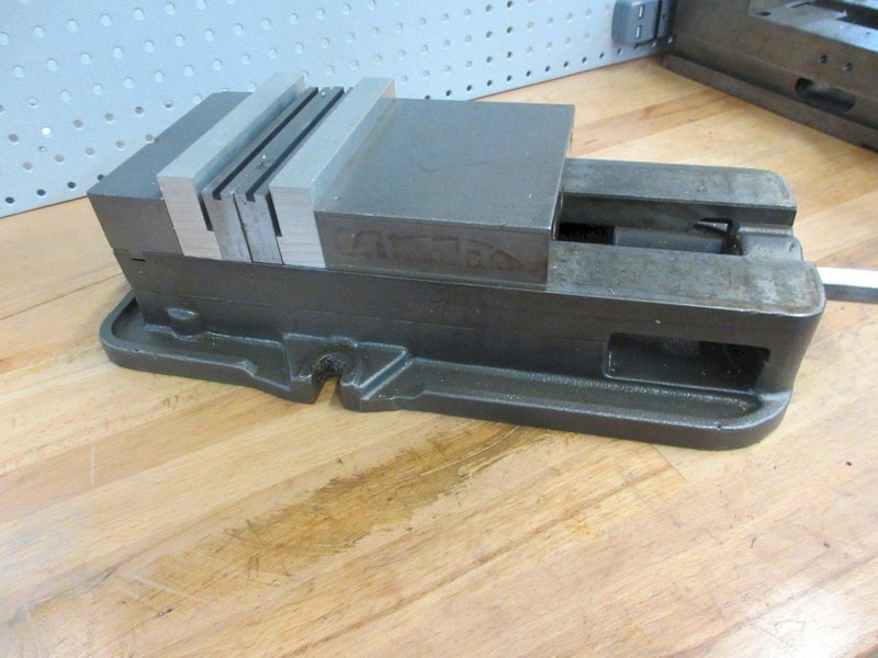 Kurt D675 6&quot; Machine Vise with Aluminum and Hard Jaws- Auction Item