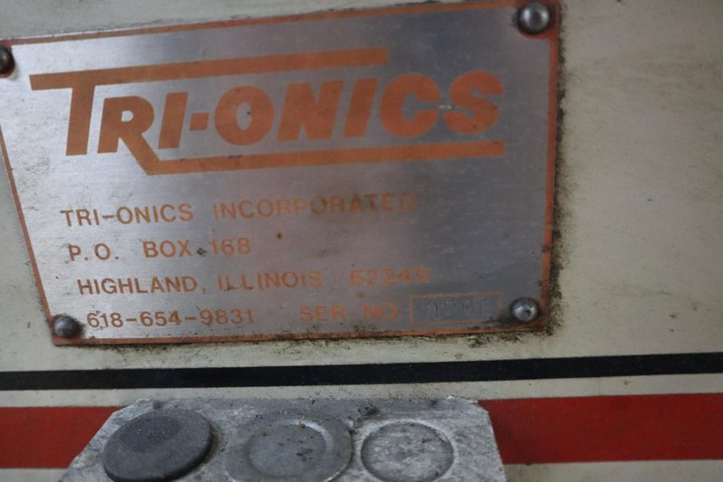 Trionics Handyman Vertical Knee Mill, Variable Speed, Accurite 2 Axis DRO, Power Table Feed- Auction Item