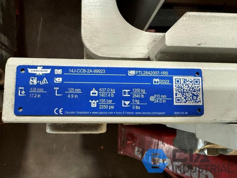 2022 - 2,640 LB. CASCADE MODEL 14F-CCB-2A-99923 HYDRAULIC CARTON CLAMP