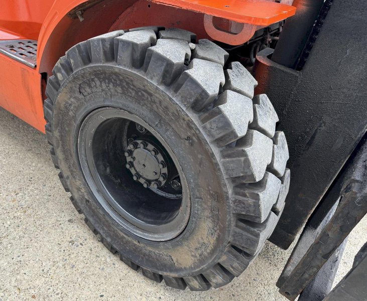 5000 Lb. Toyota Lift Truck, Pneumatic Tire, Triple Stage Mast, LP Gas, Side Shift