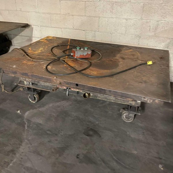 2,000 LB X 48&quot; X 68&quot; ROLLING LIFT TABLE. STOCK # 0958621