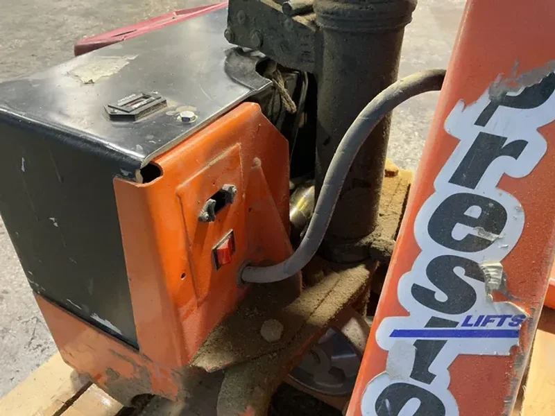 PRESTO 2200 LBS ELECTRIC PALLET JACK  -  PSL-22/27-E