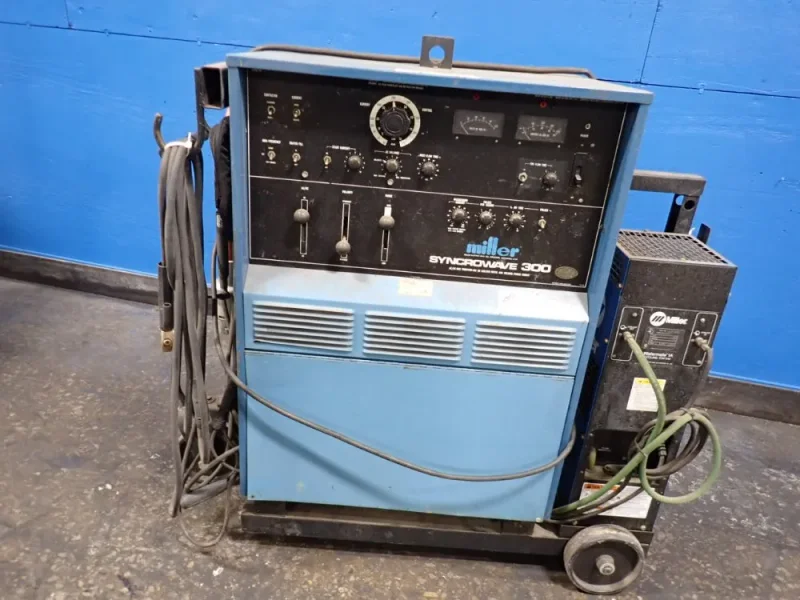 MILLER ELECTRIC MFG CO 300 AMPS WELDER  -  SYNCROWAVE 300