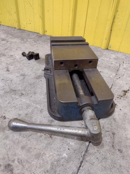 6&quot; KURT MODEL #D675 PRECISION MACHINE VISE W/ SWIVEL HANDLE: STOCK #23448