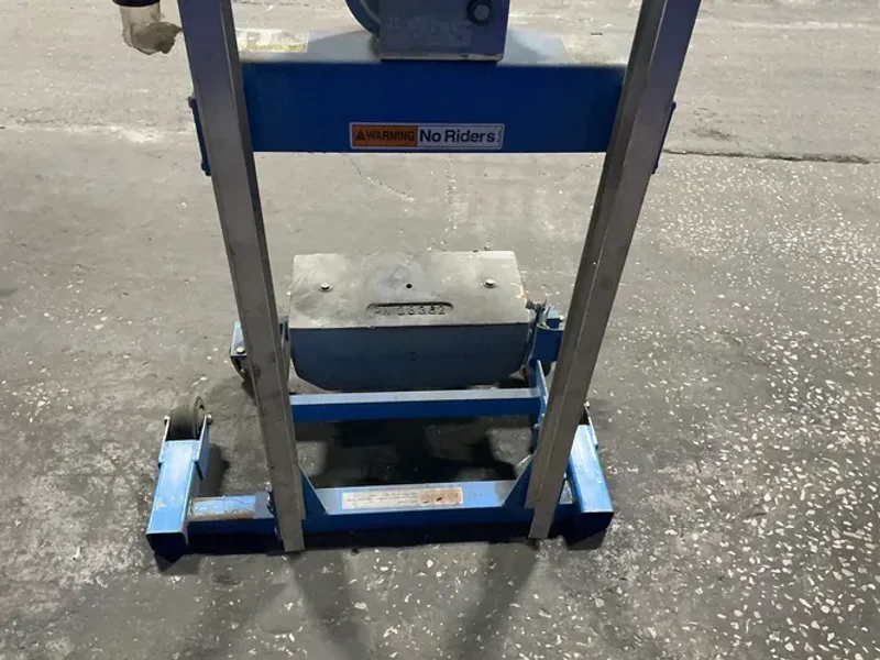 GENIE 500 LBS HAND CRANK LIFT  -  GL-4