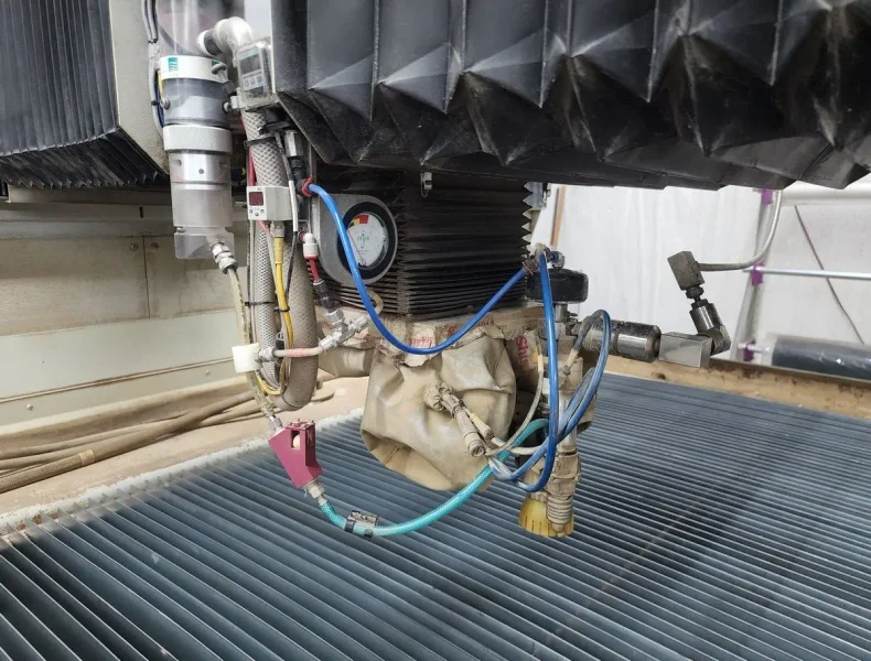 2005 FLOW IFB 4800 DYNAMIC WATERJET CUTTER: YOBRO #25211