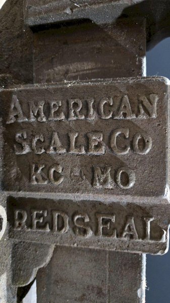 STEEL WELDING TABLE WITH VISE