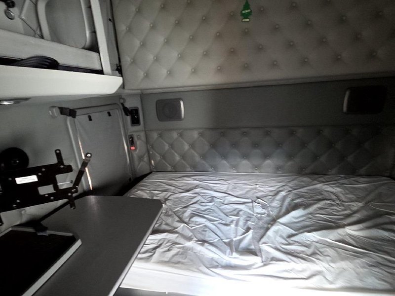 Kenworth T680 Sleeper Truck, 2019 – Paccar MX013, Eaton Auto