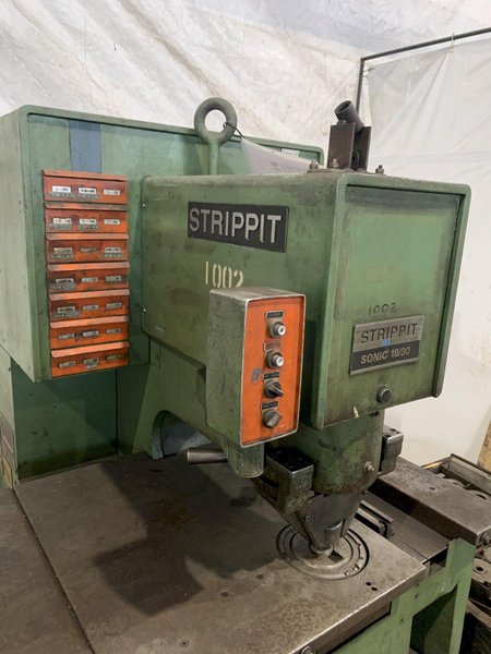 STRIPPIT SONIC 18/30 PUNCH MACHINE AND CORNER NOTCHER W/ TOOLING. STOCK # 1271823.