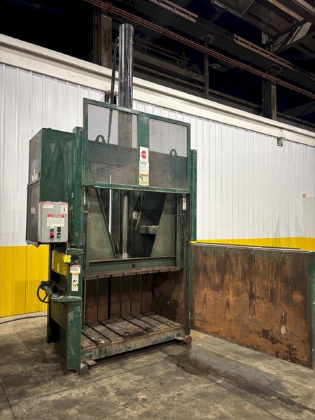 30&quot; x 60&quot; GALBREATH PATRIOT MODEL #VBPAT-3060 HYDRAULIC VERTICAL BALER: YOBRO #24417