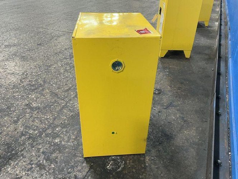 JUSTRITE 12 GALLONS FLAMMABLE LIQUID STORAGE CABINET  -  SURE-GRIP EX