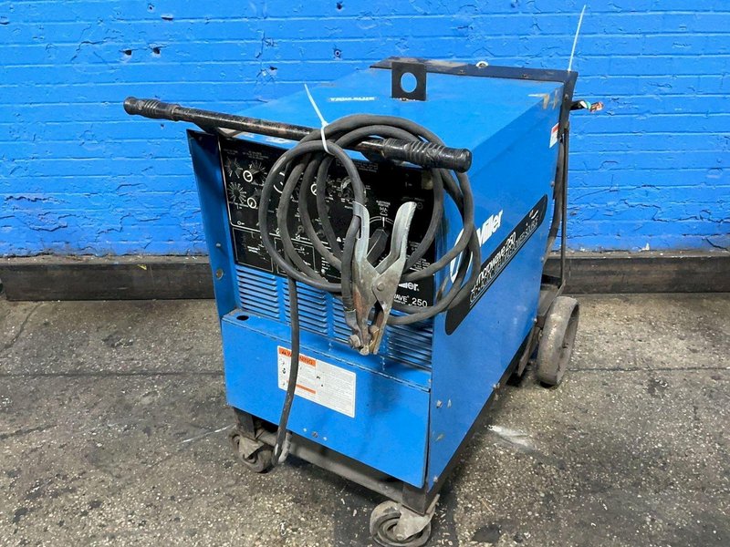 MILLER 250 A WELDER   -  SYNCROWAVE 250